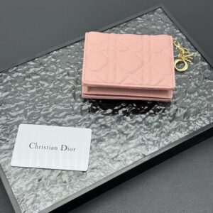 【AT11342】ディオール Dior ピンク色のラグジュアリーカードウォレット、都会女性のための高級アクセサリー | Dior Paris