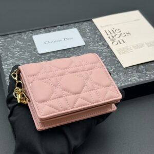 【AT11342】ディオール Dior ピンク色のラグジュアリーカードウォレット、都会女性のための高級アクセサリー | Dior Paris