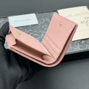 【AT11342】ディオール Dior ピンク色のラグジュアリーカードウォレット、都会女性のための高級アクセサリー | Dior Paris