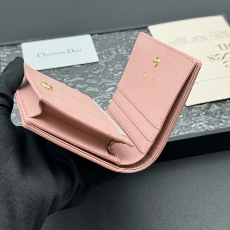 【AT11342】ディオール Dior ピンク色のラグジュアリーカードウォレット、都会女性のための高級アクセサリー | Dior Paris