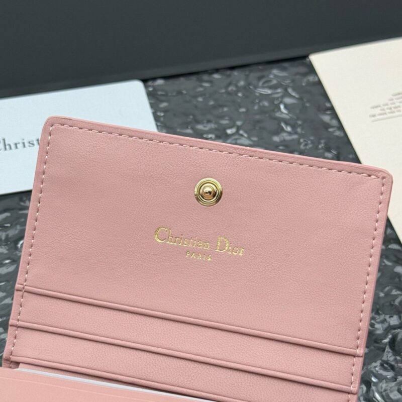 【AT11342】ディオール Dior ピンク色のラグジュアリーカードウォレット、都会女性のための高級アクセサリー | Dior Paris