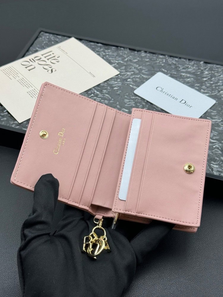 【AT11342】ディオール Dior ピンク色のラグジュアリーカードウォレット、都会女性のための高級アクセサリー | Dior Paris