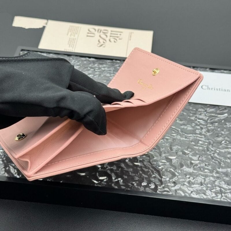 【AT11342】ディオール Dior ピンク色のラグジュアリーカードウォレット、都会女性のための高級アクセサリー | Dior Paris