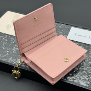 【AT11342】ディオール Dior ピンク色のラグジュアリーカードウォレット、都会女性のための高級アクセサリー | Dior Paris