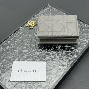 【AT11343】ディオール Lady Dior 5ポケット カードケース ライトグレー 豪華な羊革素材 エレガントな美学 | Dior Paris