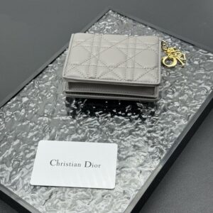 【AT11343】ディオール Lady Dior 5ポケット カードケース ライトグレー 豪華な羊革素材 エレガントな美学 | Dior Paris