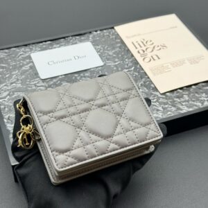 【AT11343】ディオール Lady Dior 5ポケット カードケース ライトグレー 豪華な羊革素材 エレガントな美学 | Dior Paris