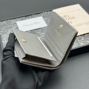 【AT11343】ディオール Lady Dior 5ポケット カードケース ライトグレー 豪華な羊革素材 エレガントな美学 | Dior Paris