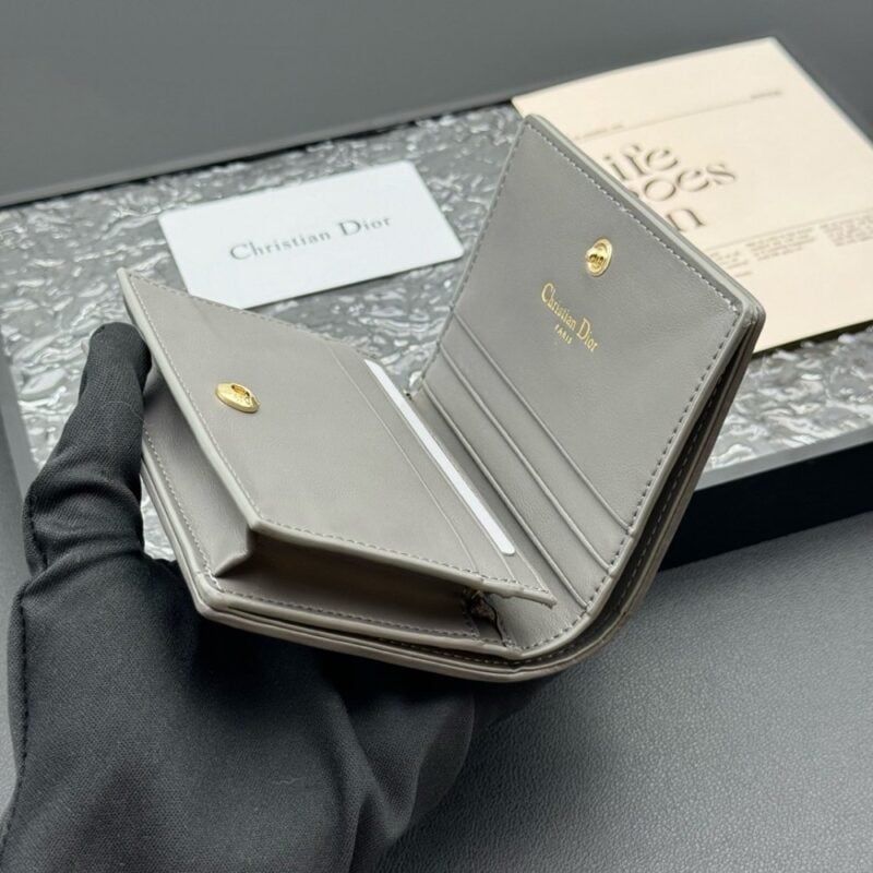 【AT11343】ディオール Lady Dior 5ポケット カードケース ライトグレー 豪華な羊革素材 エレガントな美学 | Dior Paris