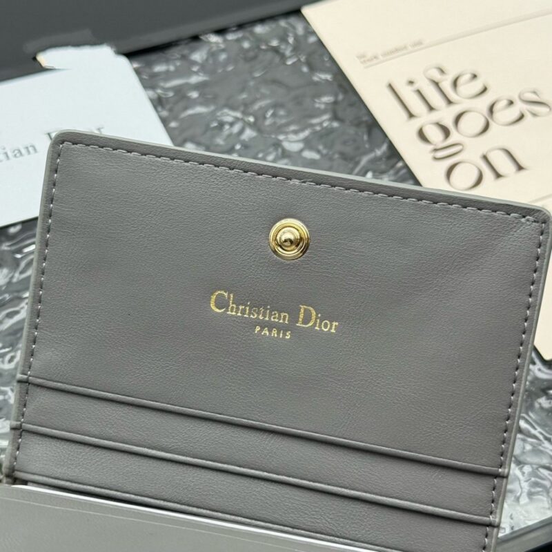 【AT11343】ディオール Lady Dior 5ポケット カードケース ライトグレー 豪華な羊革素材 エレガントな美学 | Dior Paris