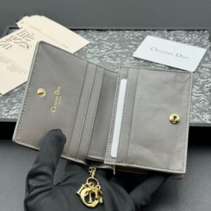 【AT11343】ディオール Lady Dior 5ポケット カードケース ライトグレー 豪華な羊革素材 エレガントな美学 | Dior Paris