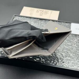 【AT11343】ディオール Lady Dior 5ポケット カードケース ライトグレー 豪華な羊革素材 エレガントな美学 | Dior Paris