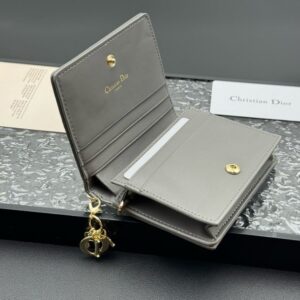 【AT11343】ディオール Lady Dior 5ポケット カードケース ライトグレー 豪華な羊革素材 エレガントな美学 | Dior Paris
