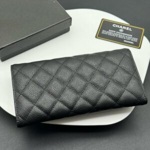 【AT11344】シャネルのゴールドカラー子牛革財布 - 豪華なデザインと機能性 | Chanel Paris