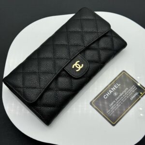 【AT11344】シャネルのゴールドカラー子牛革財布 - 豪華なデザインと機能性 | Chanel Paris