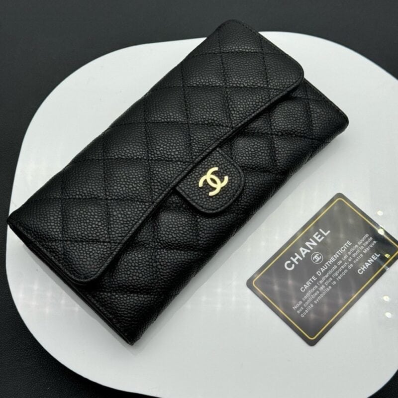 【AT11344】シャネルのゴールドカラー子牛革財布 - 豪華なデザインと機能性 | Chanel Paris