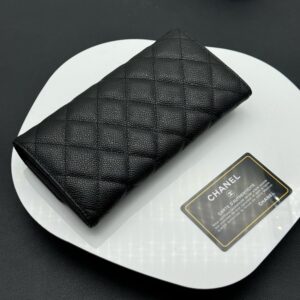 【AT11344】シャネルのゴールドカラー子牛革財布 - 豪華なデザインと機能性 | Chanel Paris