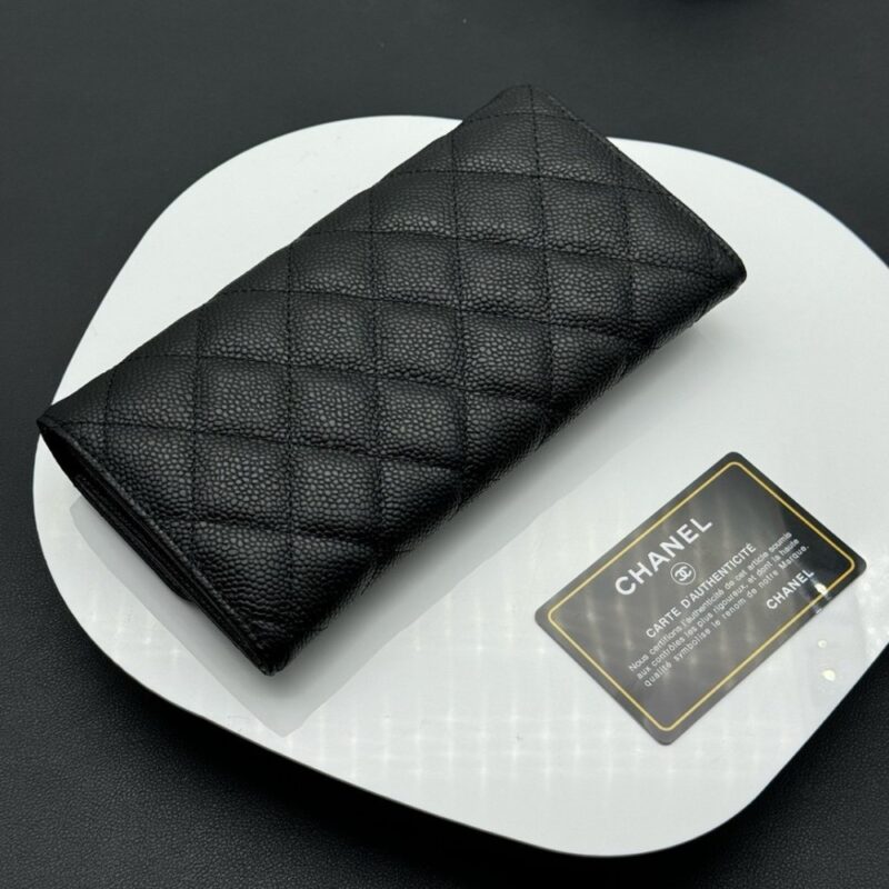 【AT11344】シャネルのゴールドカラー子牛革財布 - 豪華なデザインと機能性 | Chanel Paris