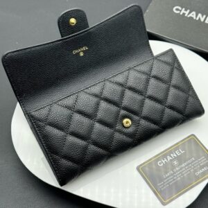 【AT11344】シャネルのゴールドカラー子牛革財布 - 豪華なデザインと機能性 | Chanel Paris