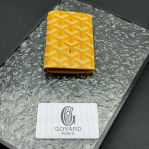 【AT11351】GoyardのクラシックなSaint Pierreカードケース、洗練された黄色幾何学模様、高級ラグジュアリーアクセサリー | Maison Goyard