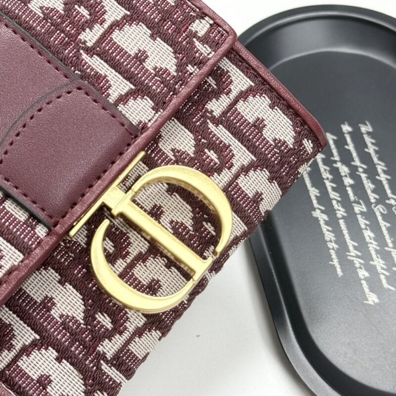 【AT11359】ディオールの高級刺繍織り折り財布 - ワインレッドとゴールドのエレガントなエリートアクセサリー | Dior Paris