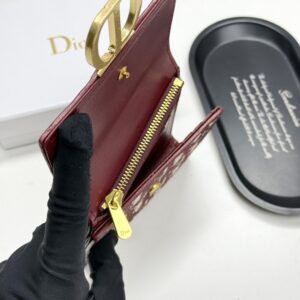 【AT11359】ディオールの高級刺繍織り折り財布 - ワインレッドとゴールドのエレガントなエリートアクセサリー | Dior Paris