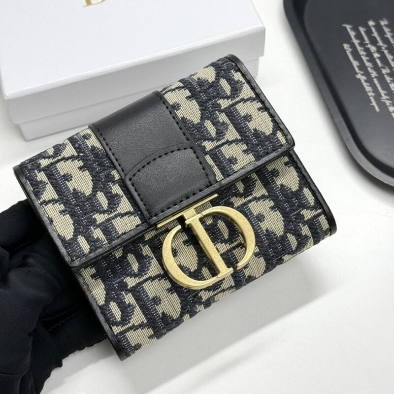 【AT11361】ディオールクラシックエンボスウォレット - Dior Classic Embossed Wallet | Dior Paris