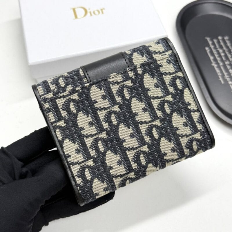 【AT11361】ディオールクラシックエンボスウォレット - Dior Classic Embossed Wallet | Dior Paris