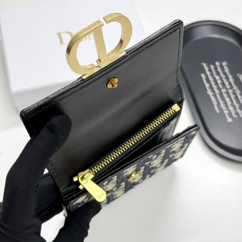 【AT11361】ディオールクラシックエンボスウォレット - Dior Classic Embossed Wallet | Dior Paris