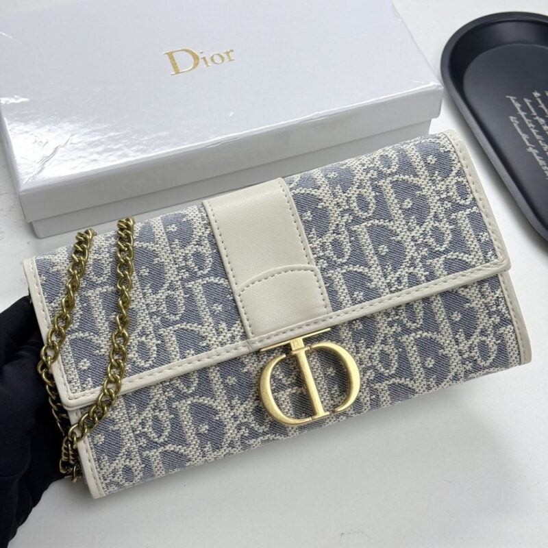 【AT11362】Dior ディオール 高級牛革 クラシック ウォレット ブルーグレーとミルクホワイト エレガントな贅沢カラー | Christian Dior