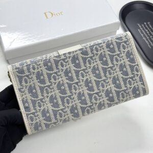 【AT11362】Dior ディオール 高級牛革 クラシック ウォレット ブルーグレーとミルクホワイト エレガントな贅沢カラー | Christian Dior