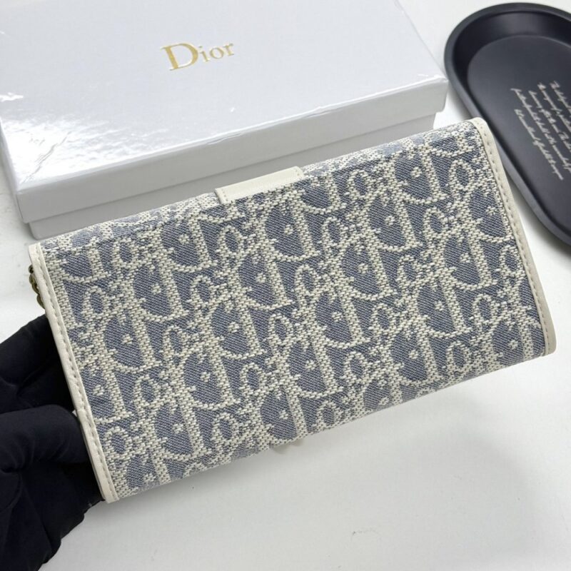 【AT11362】Dior ディオール 高級牛革 クラシック ウォレット ブルーグレーとミルクホワイト エレガントな贅沢カラー | Christian Dior