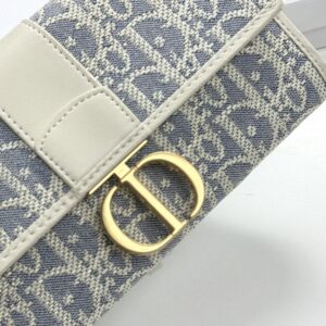 【AT11362】Dior ディオール 高級牛革 クラシック ウォレット ブルーグレーとミルクホワイト エレガントな贅沢カラー | Christian Dior
