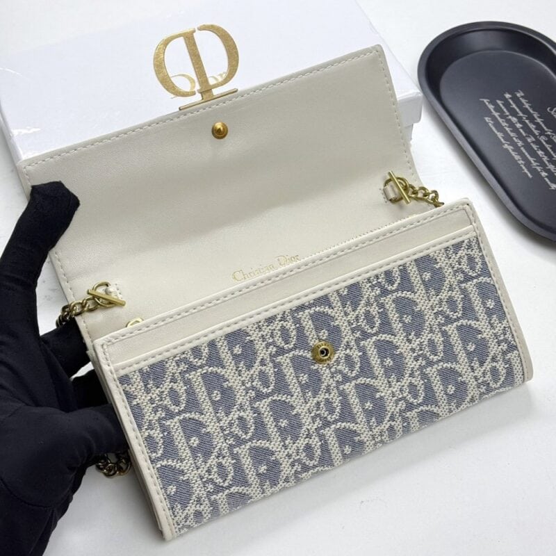 【AT11362】Dior ディオール 高級牛革 クラシック ウォレット ブルーグレーとミルクホワイト エレガントな贅沢カラー | Christian Dior