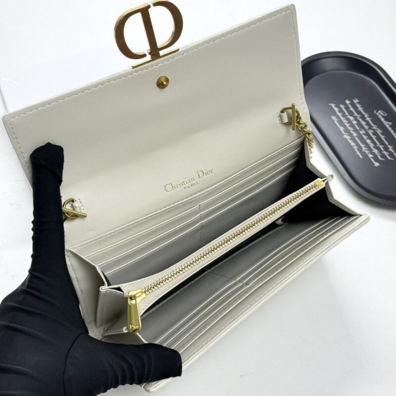 【AT11362】Dior ディオール 高級牛革 クラシック ウォレット ブルーグレーとミルクホワイト エレガントな贅沢カラー | Christian Dior