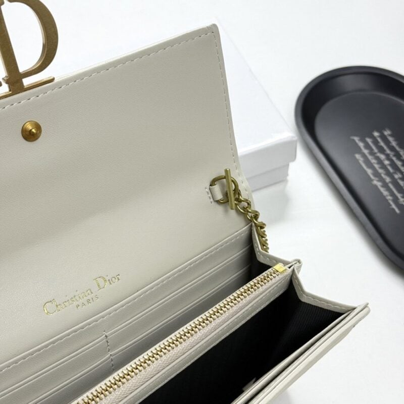 【AT11362】Dior ディオール 高級牛革 クラシック ウォレット ブルーグレーとミルクホワイト エレガントな贅沢カラー | Christian Dior