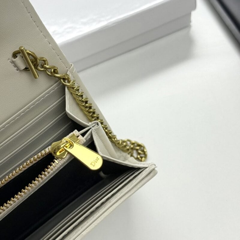 【AT11362】Dior ディオール 高級牛革 クラシック ウォレット ブルーグレーとミルクホワイト エレガントな贅沢カラー | Christian Dior