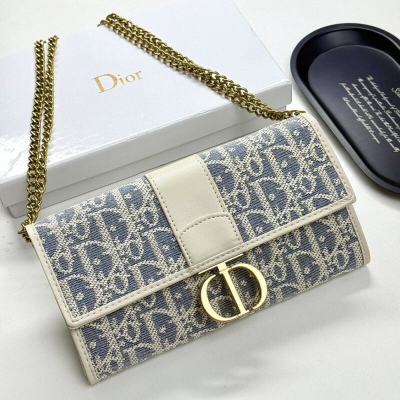 【AT11362】Dior ディオール 高級牛革 クラシック ウォレット ブルーグレーとミルクホワイト エレガントな贅沢カラー | Christian Dior
