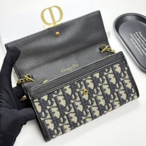 【AT11363】ディオールのエレガントな刺繍入り財布 - 優雅なデザインと高級感を持つ | Christian Dior