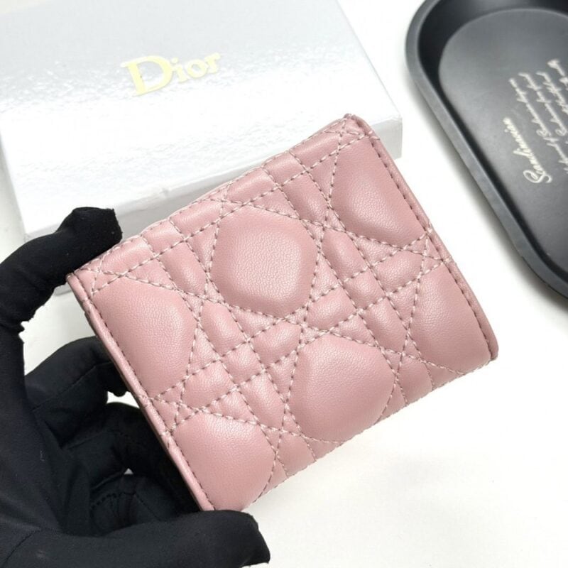 【AT11370】Diorのクラシックなダイヤ柄小銭入れ - 高級羊革と美しいステッチ - 女性らしいピンク色 | Christian Dior