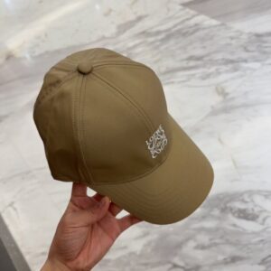 【AT11949】Loeweのクラシックなベースボールキャップ - 高級ファッションと快適さを兼ね備えた優雅なカーキ色調 | Loewe