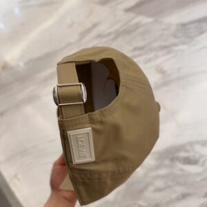 【AT11949】Loeweのクラシックなベースボールキャップ - 高級ファッションと快適さを兼ね備えた優雅なカーキ色調 | Loewe