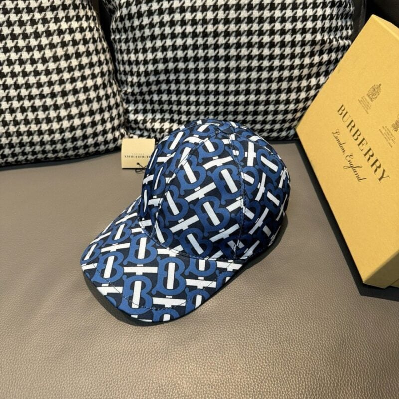 【AT11971】バーバリー Burberry 青と白のジオメトリックなベースボールキャップ、高級感溢れる英国ファッション | Burberry
