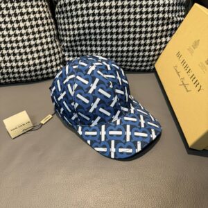【AT11971】バーバリー Burberry 青と白のジオメトリックなベースボールキャップ、高級感溢れる英国ファッション | Burberry