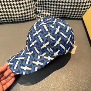【AT11971】バーバリー Burberry 青と白のジオメトリックなベースボールキャップ、高級感溢れる英国ファッション | Burberry