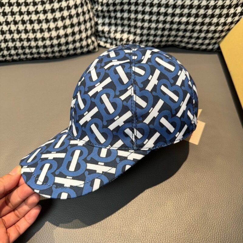【AT11971】バーバリー Burberry 青と白のジオメトリックなベースボールキャップ、高級感溢れる英国ファッション | Burberry