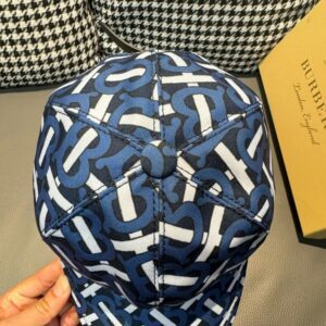 【AT11971】バーバリー Burberry 青と白のジオメトリックなベースボールキャップ、高級感溢れる英国ファッション | Burberry