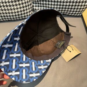 【AT11971】バーバリー Burberry 青と白のジオメトリックなベースボールキャップ、高級感溢れる英国ファッション | Burberry