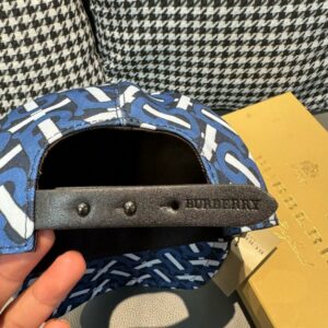 【AT11971】バーバリー Burberry 青と白のジオメトリックなベースボールキャップ、高級感溢れる英国ファッション | Burberry