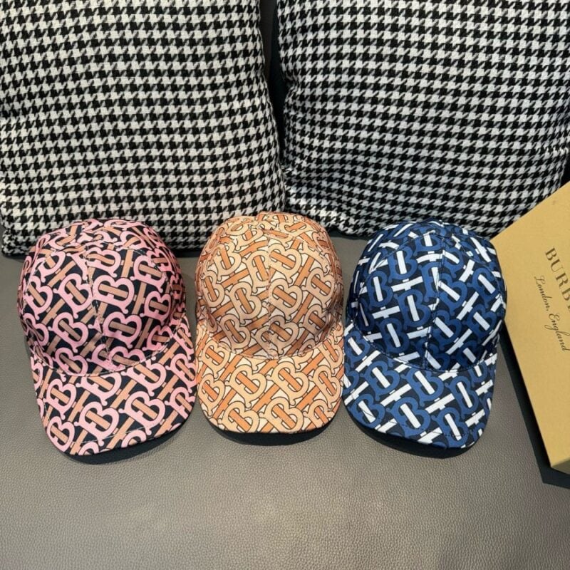 【AT11971】バーバリー Burberry 青と白のジオメトリックなベースボールキャップ、高級感溢れる英国ファッション | Burberry